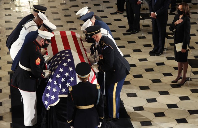 WASHINGTON, DC - SEPTEMBER 25: Democratic Vice Presidential candidate Sen. Kamala Harris (D-CA) (R) watches as U.S. Supreme Court Associate Justice Ruth Bader Ginsburg's flag-draped casket is carried into Statuary Hall where she will lie in state at the U (Foto: Getty Images)