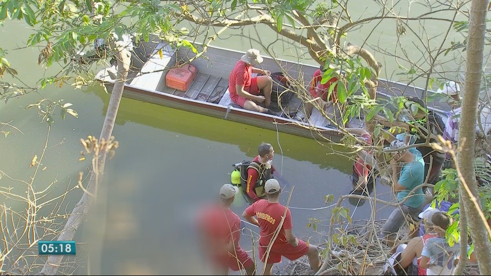 Um dos corpos foi encontrado próximo às margens do Rio Cuiabá (Foto: TV Centro América)