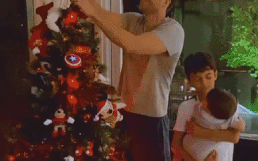 Thiago Fragoso aparece ao lado dos dois filhos montando árvore de Natal