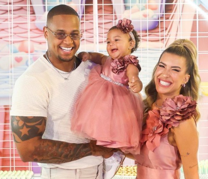 Léo Santana e Lore Improta comemoram aniversário da filha em festa luxuosa em Salvador