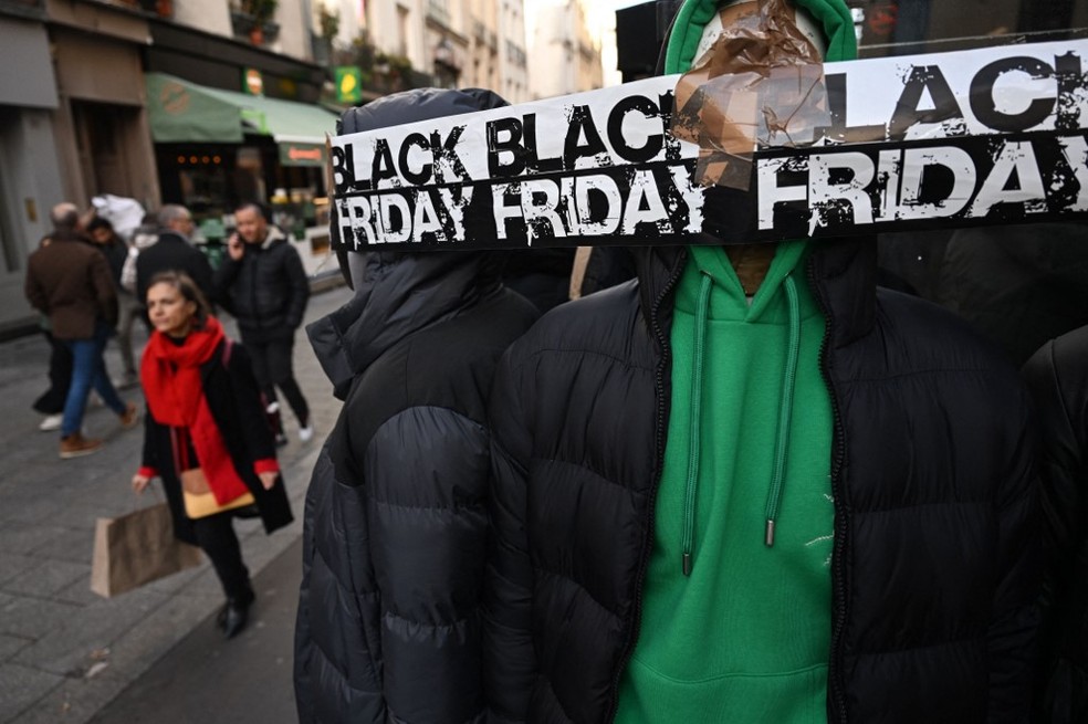 Consumidores fazem compras durante a Black Friday em Paris, na França. — Foto: Emmanuel Dunand / AFP