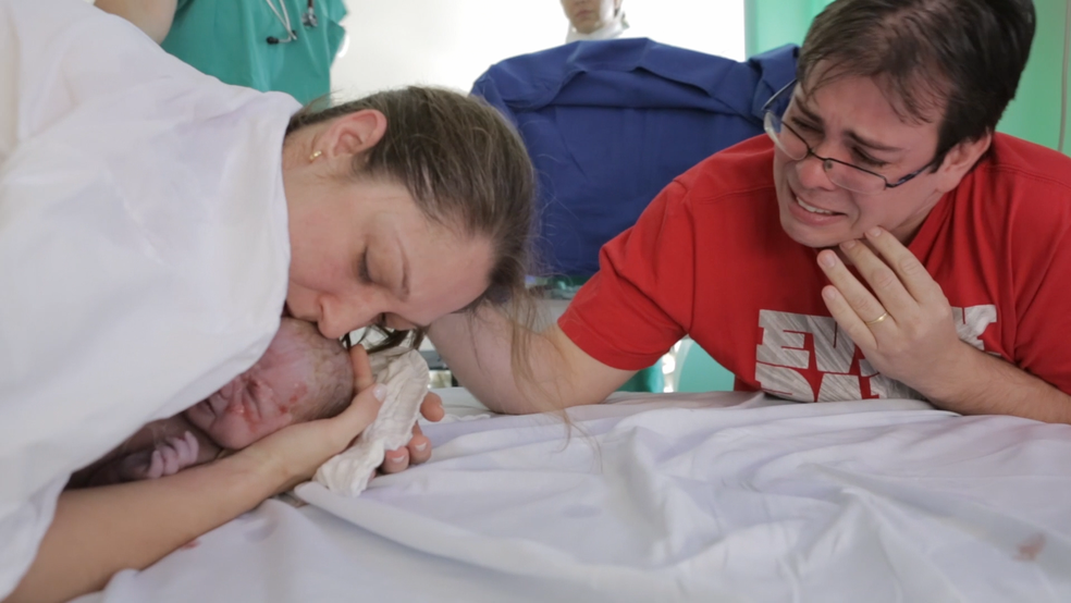 Cena do filme "Renascimento do Parto 2" mostra nascimento após parto pélvico; nele, o quadril do bebê sai primeiro que a cabeça (Foto: Divulgação)