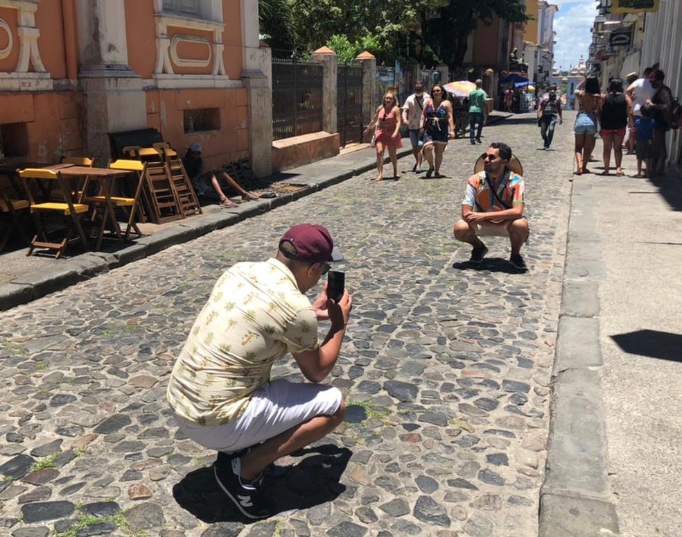 Turistas passeiam pelo Centro Histórico de Salvador no período do carnaval 2021 — Foto: Valma Silva / G1 BA