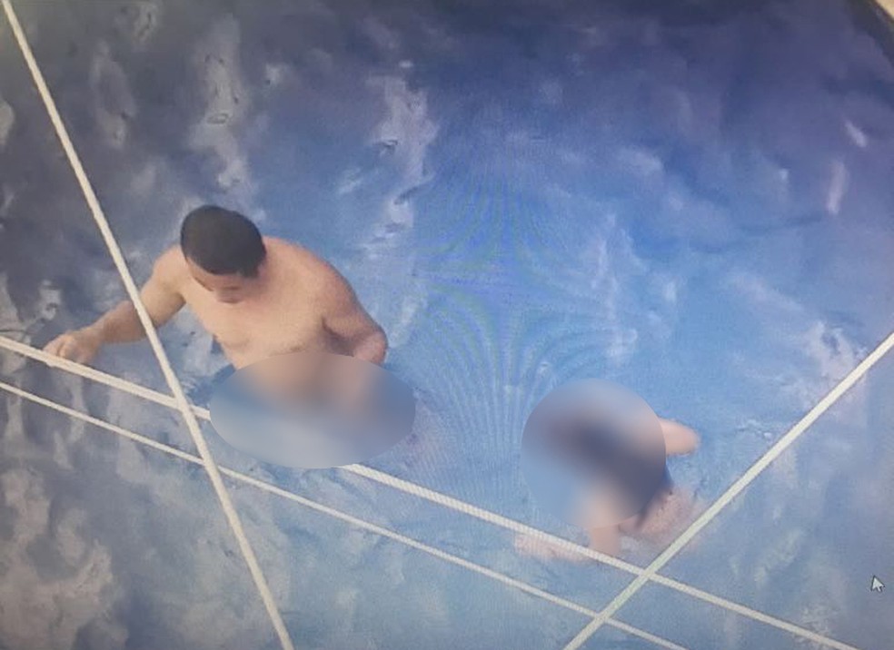 Imagem mostra homem com criança na piscina — Foto: Polícia Civil/Divulgação