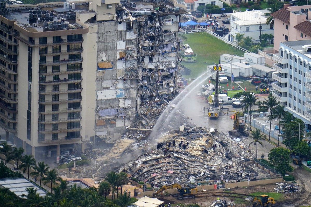 Photo of Keď sa blíži tropická búrka, možno očakávať demoláciu zvyšnej čiastočne zrútenej budovy na Floride  Svet