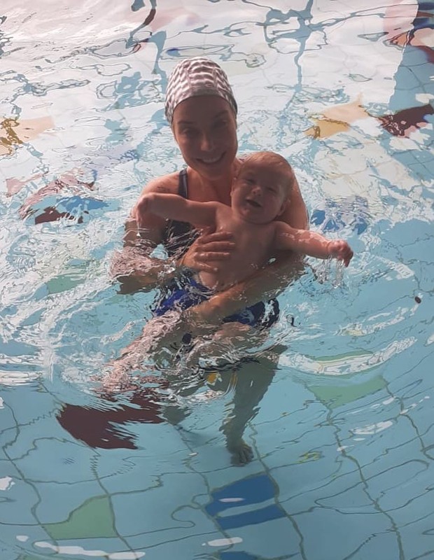 Luiza Possi vai à aula de natação com o filho (Foto: Reprodução )