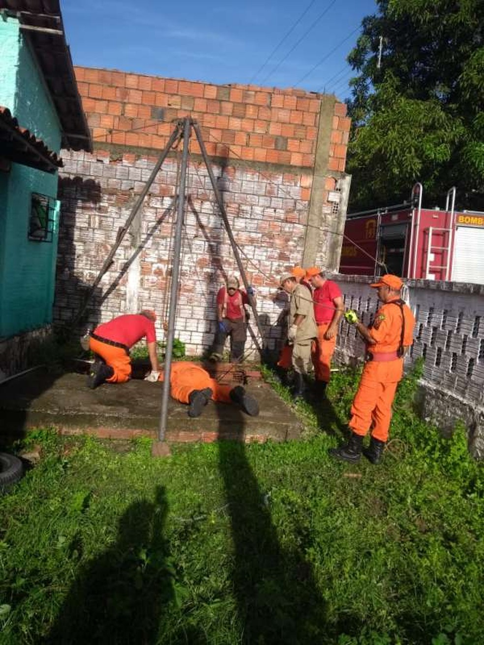 Égua caiu em fossa e foi socorrida pelos bombeiros no Ceará. — Foto: Divulgação/Corpo de Bombeiros