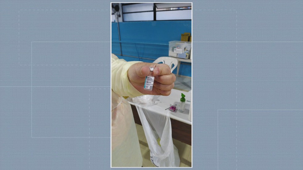Frascos da dose de vacina contra a Covid mostram que agentes de trânsito conseguiram ser vacinados nesta terça em SP — Foto: Reprodução/TV Globo