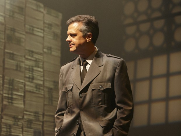 Kiko Vianello como o interrogador, que não assume ser torturador: um homem, no fundo, vulnerável e covarde. (Foto: Alexandre Catan)
