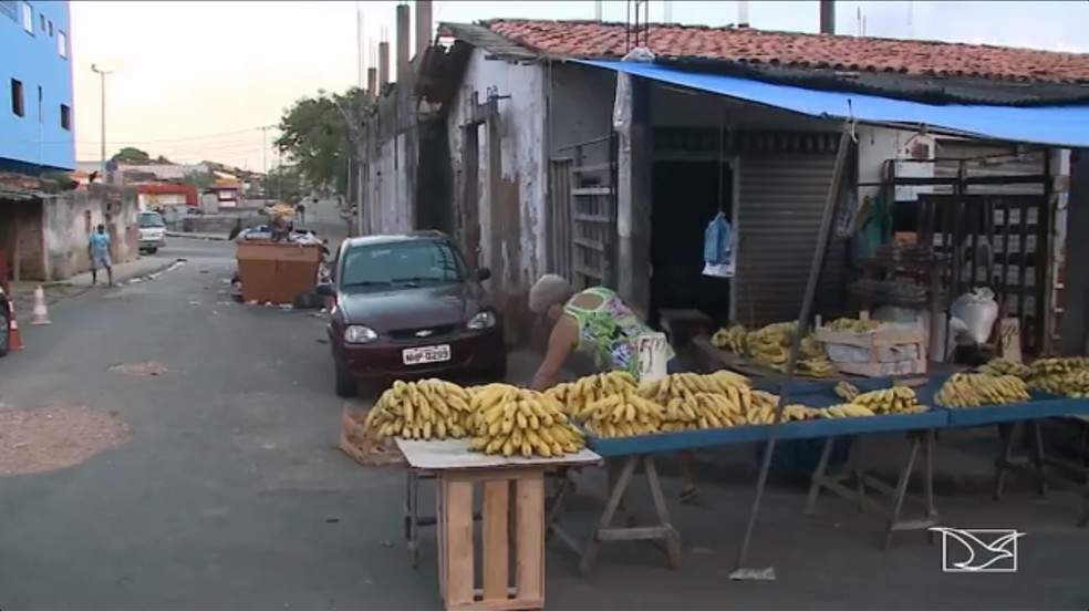 Feira do Anjo da Guarda com lixo perto de alimentos (Foto: Reprodução / TV Mirante)