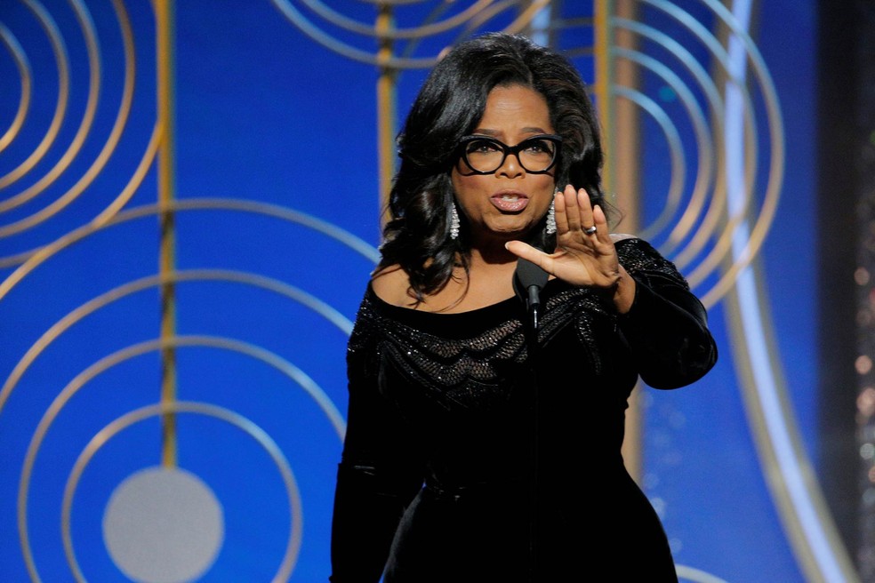 A apresentadora Oprah Winfrey faz um discurso ressaltando conquistas das mulheres após aceitar o prêmio Cecil B. Demille na noite da 75ª edição do Globo de Ouro, em Beverly Hills, Califórnia (Foto: Paul Drinkwater/NBC via Reuters)