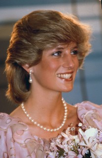 Diana usa vestido Catherine Walker e colar de pérolas em Melbourne, na Austrália, em 1983 