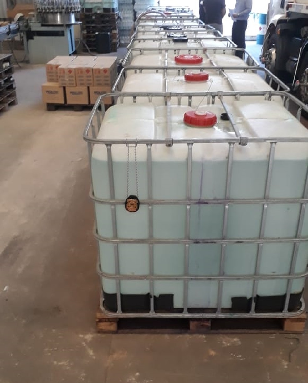 Policiais descobriram e fecharam f&aacute;brica de &aacute;lcool clandestina em Catanduva &mdash; Foto: Arquivo Pessoal 