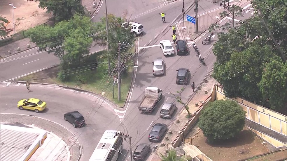 Agentes de tr&acirc;nsito controlam o fluxo de ve&iacute;culos na Zona Oeste do Rio (Foto: Reprodu&ccedil;&atilde;o/ TV Globo)