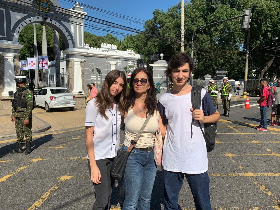 Letícia Dias participa de ato contra corte de verbas de institutos federais no Rio ao lado dos filhos Gabriela e Gustavo — Foto: Fernanda Rouvenat / G1
