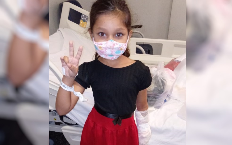 A garota, Lucyely dos Santos Silva, de 6 anos, quando estava internada após a cirurgia de fratura no braço, em Goiânia, Goiás — Foto: Letícia Santos/Arquivo pessoal