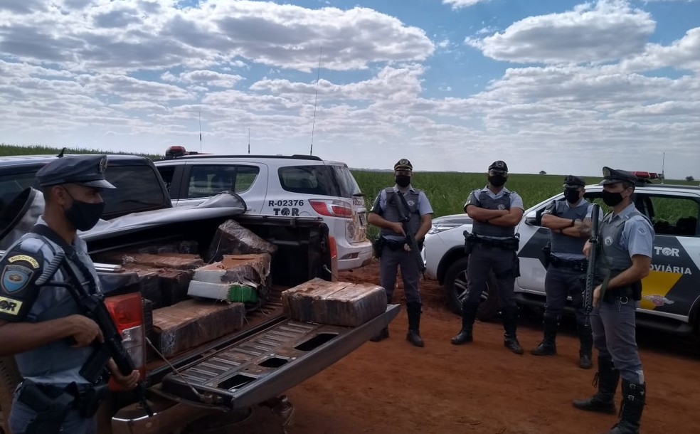 Caçamba da caminhonete abandonada próximo a um canavial estava carregada com 729 tijolos de maconha — Foto: Polícia Rodoviária/Divulgação