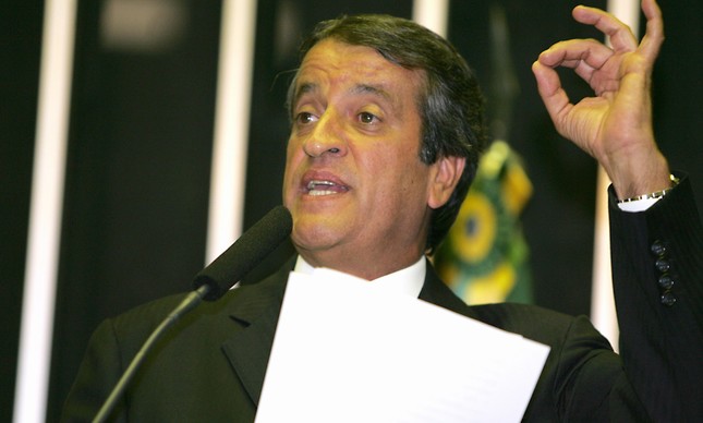 Valdemar Costa Neto lê discurso de renúncia a seu mandato em agosto de 2005