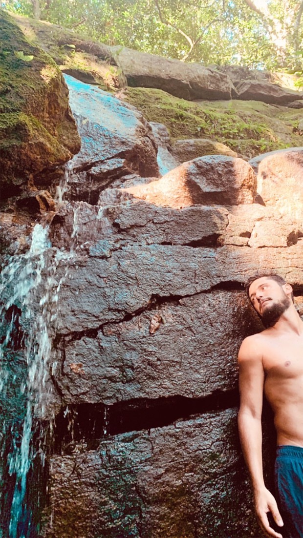 Yanna Lavigne e Bruno Gissoni aproveitam dia em cachoeira (Foto: Reprodução / Instagram)