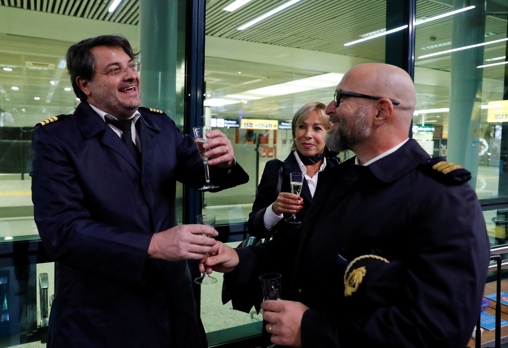 Comandante do último voo da Alitalia brinda na chegada do último voo da companhia, em Roma — Foto: Remo Casilli/Reuters