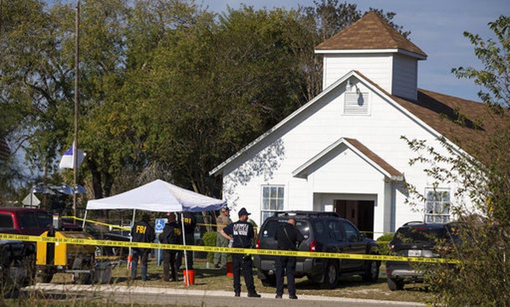 Igreja cercada por policiais após tiroteio no Texas (Foto: Nick Wagner/Austin American-Statesman vía AP)