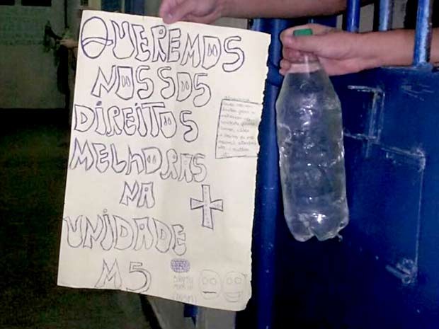 Cartaz exibido durante protesto de menores infratores  por melhorias nas condições das unidades de internação (Foto: Sindsse/Divulgação)