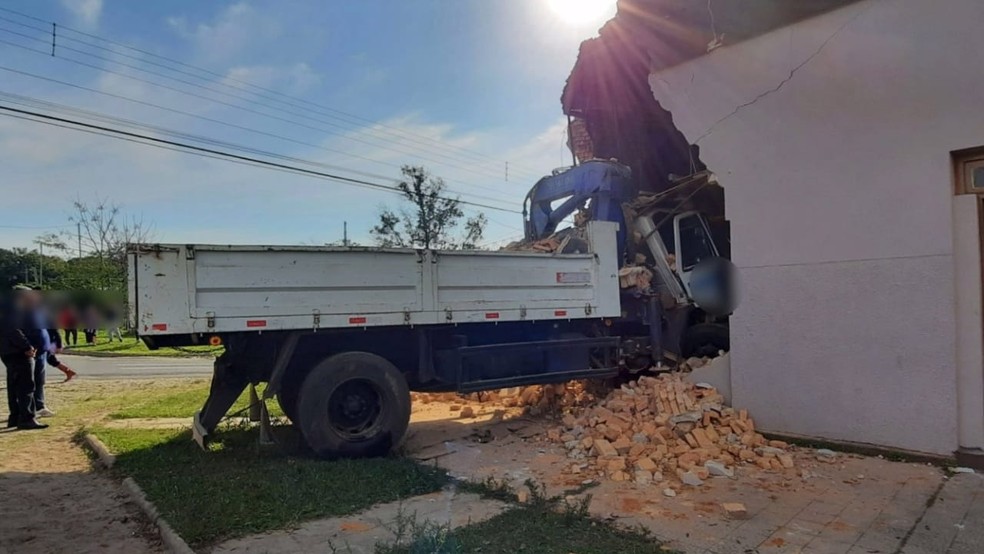 Caminhão invadiu e deixou parte da casa destruída na manhã desta terça-feira (18)  — Foto: Kinder Ross/Rede Sulamérica
