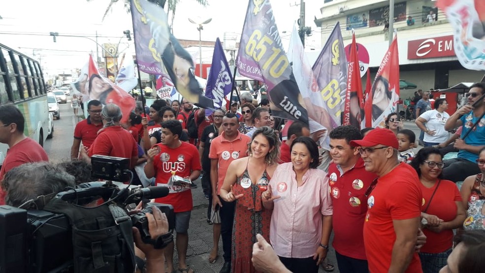 Fátima Bezerra (PT) esteve com apoiadores na Praça Gentil Ferreira nesta segunda-feira (17) — Foto: Heloísa Guimarães/Inter TV Cabugi