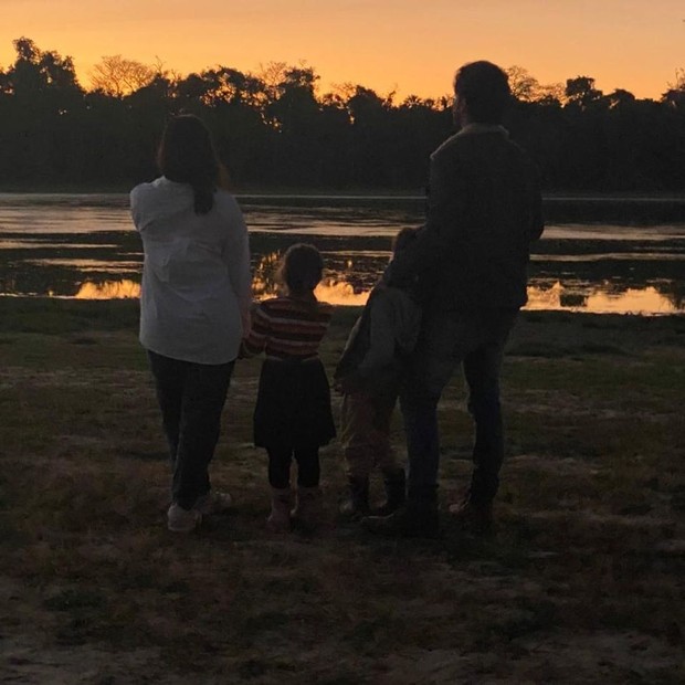 Bruno Luperi visitou o Pantanal antes do início das gravações na companhia da mulher e dos filhos (Foto: Reprodução/Instagram)