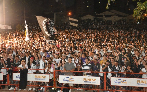 Corintianos assistem à final da Libertadores em telão na praça do Rádio Clube (Foto: Hélder Rafael)