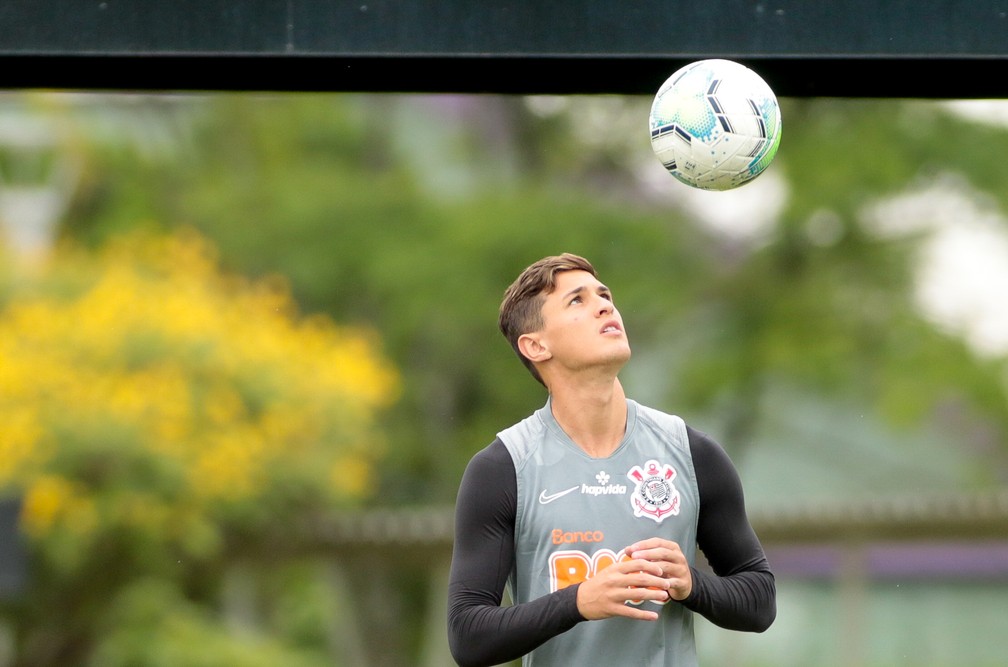 Mateus Vital inicia quarto ano de Corinthians e tem atenção de Mancini: