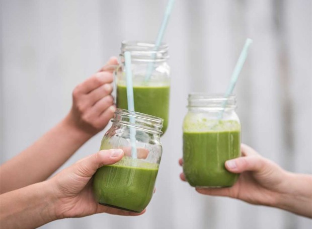 Suco de espinafre com laranja e abacaxi aumenta a disposição e a produtividade (Foto: Divulgação)