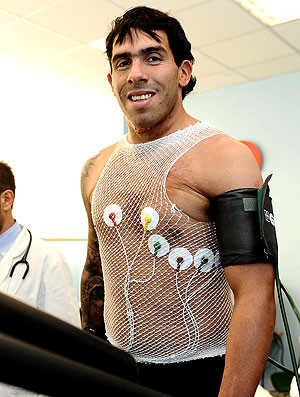 Tevez exames médicos Juventus (Foto: AP)