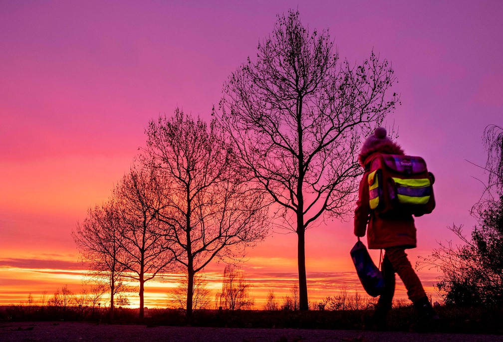 11 de dezembro - Uma menina caminha para a escola durante o amanhecer em Frankfurt, na Alemanha — Foto: Michael Probst/AP