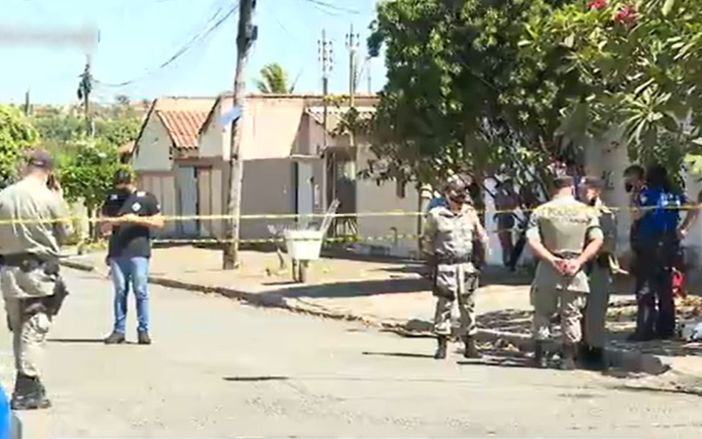 Local do crime é isolado pela polícia para os peritos buscarem evidências do homicídio, Goiânia — Foto: Reprodução/TV Anhanguera