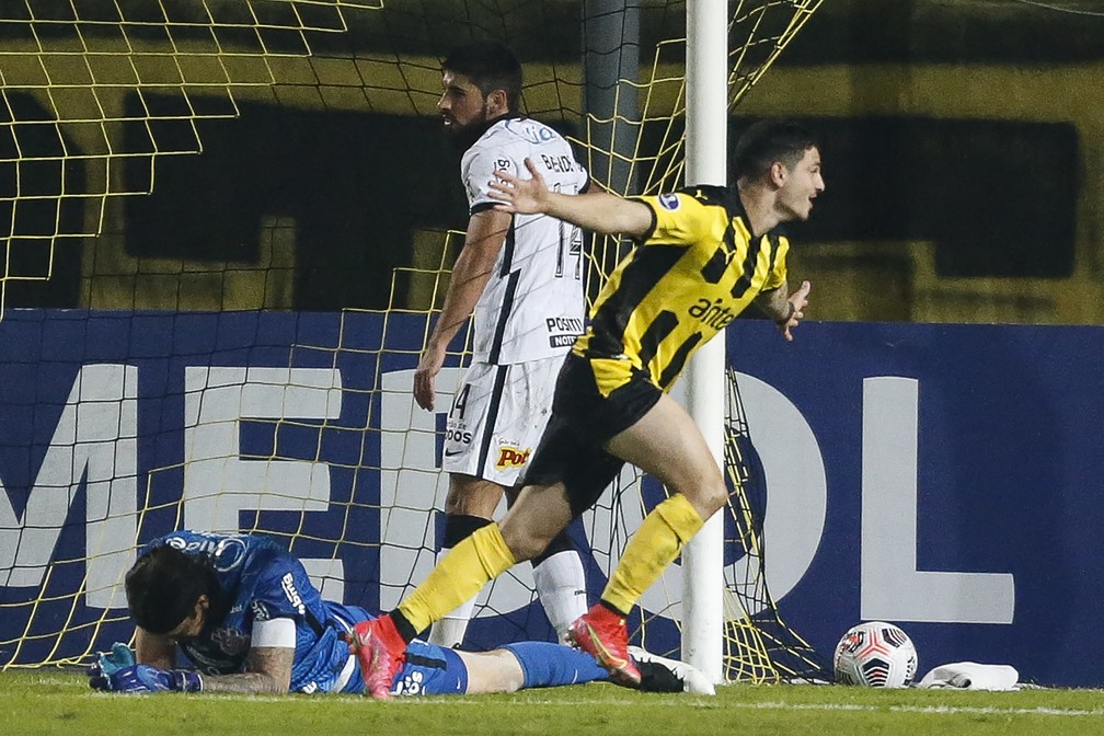 Gol do Peñarol contra o Corinthians — Foto: Staff Images/Conmebol