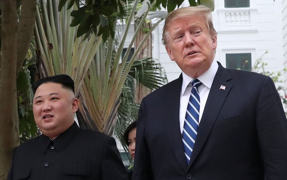 O presidente dos EUA, Donald Trump, e o líder da Coreia do Norte, Kim Jong-un, durante encontro no Vietnã. — Foto: Reuters/Leah Millis