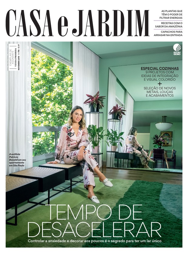 A estilista Patricia Bonaldi na sala de seu apartamento em São Paulo (Foto: Christian Maldonado / Editora Globo | Produção Bruna Pereira)