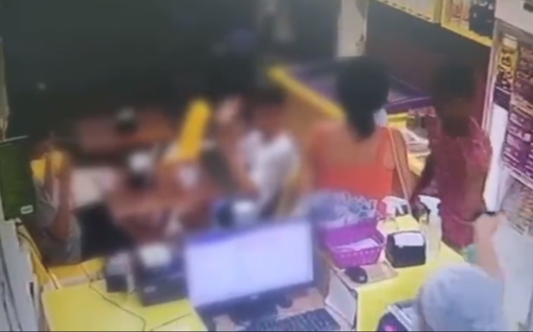 VÍDEO: Homens armados invadem loja de açaí e roubam funcionários em bairro nobre de Salvador