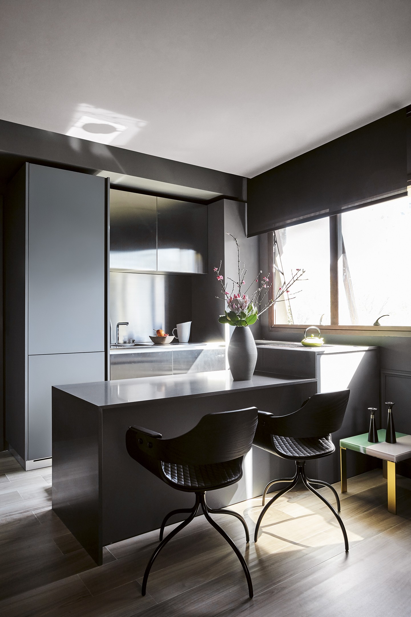 Apartamento de 46 m² tem paleta escura e móveis de design assinado (Foto: Ilana Bessler)