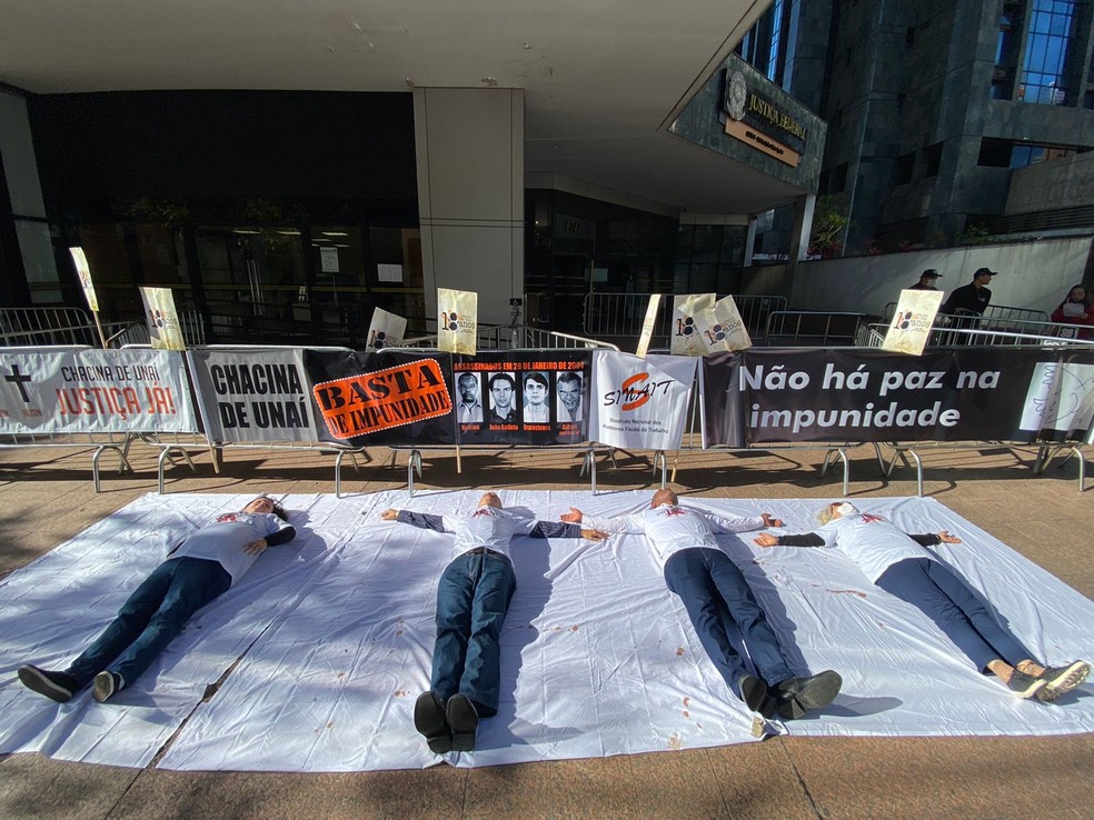 Protesto de auditores do trabalho em frente  Justia Federal em Belo Horizonte  Foto: Ernane Fiuza/ TV Globo