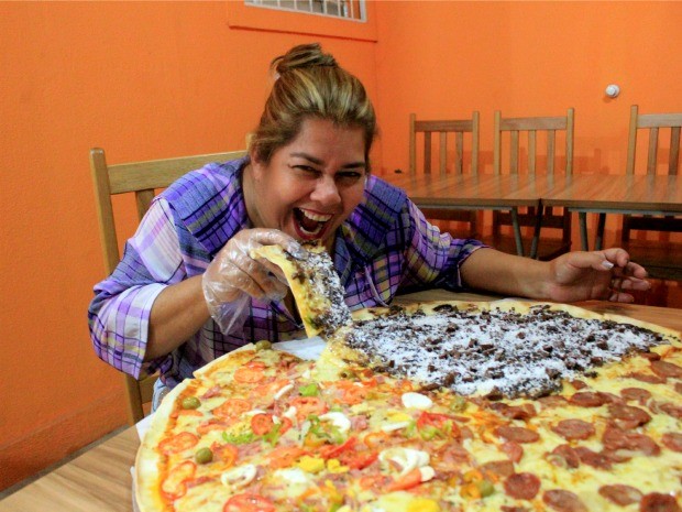 Pizza gigantesca em Itajaí no bairro São Vicente, ela tem 60cm de diâm