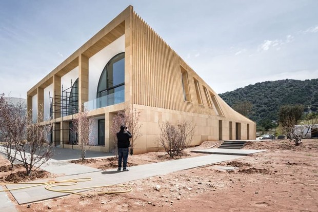 Casa fica embaixo de santuário em montanha no Líbano (Foto: Bahaa Ghoussainy) Casa fica embaixo de santuário em montanha no Líbano (Foto: Bahaa Ghoussainy)