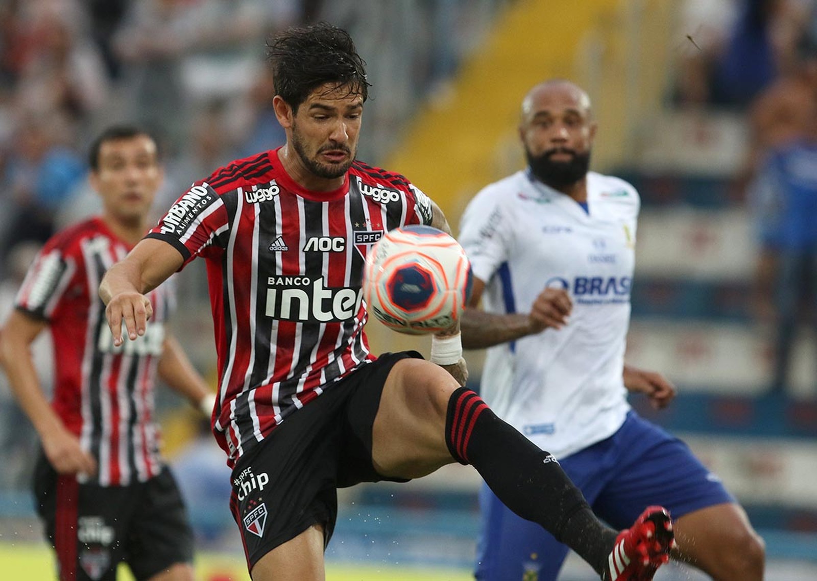 Clássico contra ex-clube vira nova chance de Pato se firmar entre titulares do São Paulo