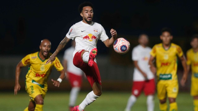 Lance de Mirassol x Bragantino, no Maião