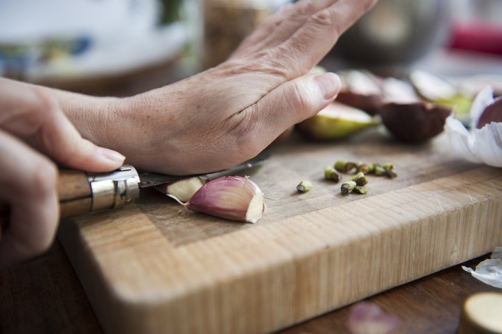 Alho: confira 5 jeitos fáceis de descascar o alimento e como retirar o odor que ele deixas nas mãos (Foto: Getty Images)
