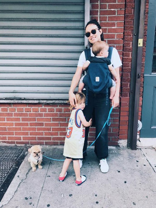 Olivia com os filhos Otis e Daisy (Foto: Reprodução/Instagram)