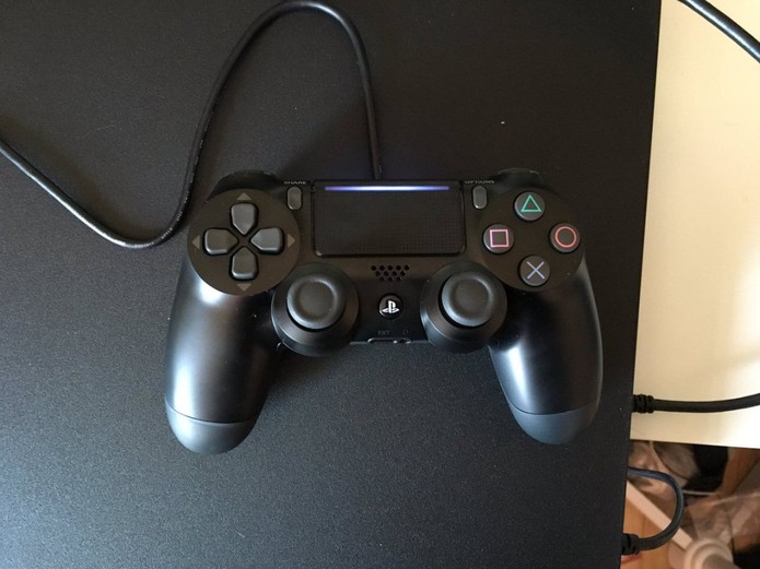 O novo controle do PS4 Slim (Foto: Reprodução/Lets Play Videogames)