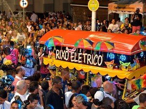 Foliões conferem a passagem do Rixo Elétrico pelas ruas do Centro Histórico de Salvador (Foto: Elias Dantas/Ag. Haack)