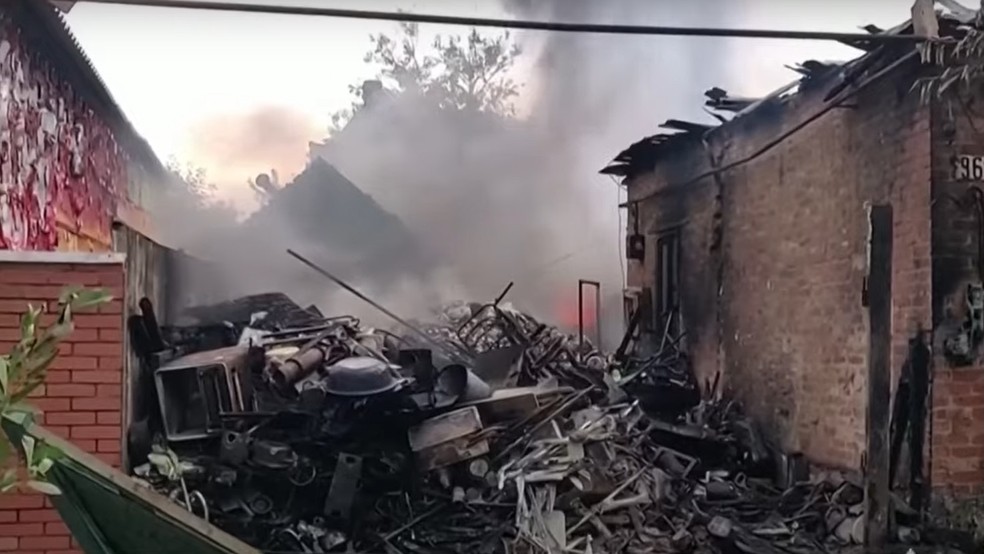 Pela manhã, era possível contabilizar o rastro de destruição pela cidade, considerada centro administrativo da região de Donbas — Foto: Reprodução de vídeo